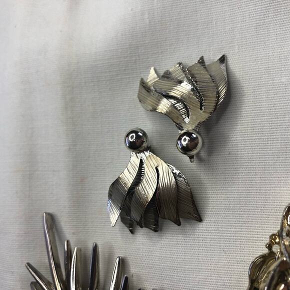 Vintage Lot of 4 Earrings & Brooch Coro Signed Silver Mod MCM Modern Retro - Picture 4 of 14